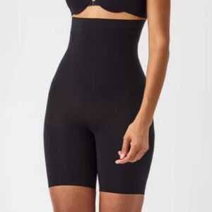 NWOT Spanx Seamless Power Sculpting High Waisted Mid Thigh Short in Black